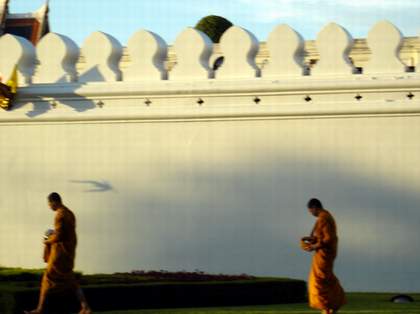 Монахи у королевского дворца в Бангкоке в 6-7 часов утра. Таиланд (Фото Лимарева В.Н.) 