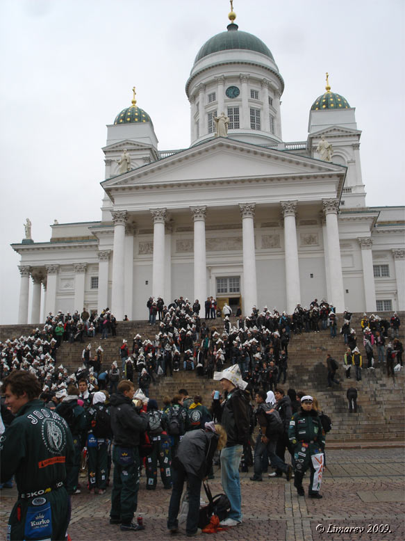 Выпустники коледжей, отмечат день студента. Хельсинки.  (Фото Лимарева В.Н.)