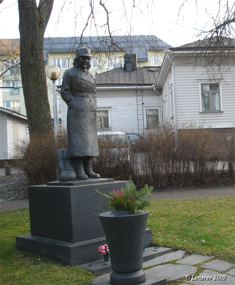 Памятник в небольшом городке.  Финляндия. (Фото Лимарева В.Н.)