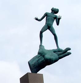 Человек устремленный в Небо. Стокгольм. Шведский скульптор. (Фото Лимарева В.Н.)