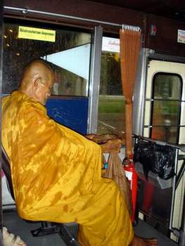  Буддийский монах высокого ранга.(Как только он вошел в автобус, тут же мне прежложили ему уступить место, так как я ниже рангом). Бангкок. Таиланд. ( Фото Лимарева В.Н.)