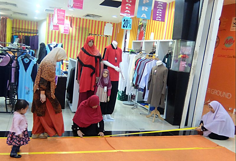 Жены владельца магазина. Семейный бизнес в Малайзии. г. Коти-Кинабалу. Фото Лимарева В.Н. 