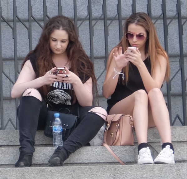 Девушки общаются...  в интернете. Мадрид. Испания.  Фото Лимарева В.Н.